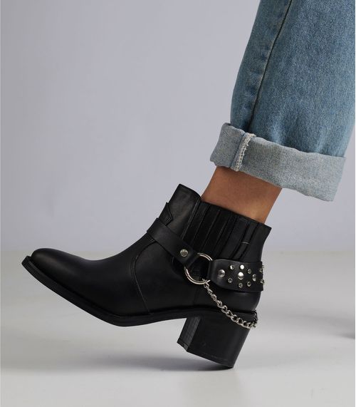 Botinetas bajas en cuero negro con cadena