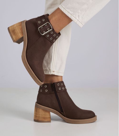 Botas cortas de cuero café con aplique y base antideslizante