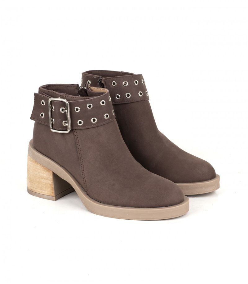 Botas-cortas-de-cuero-cafe-con-aplique-y-base-antideslizante.jpg