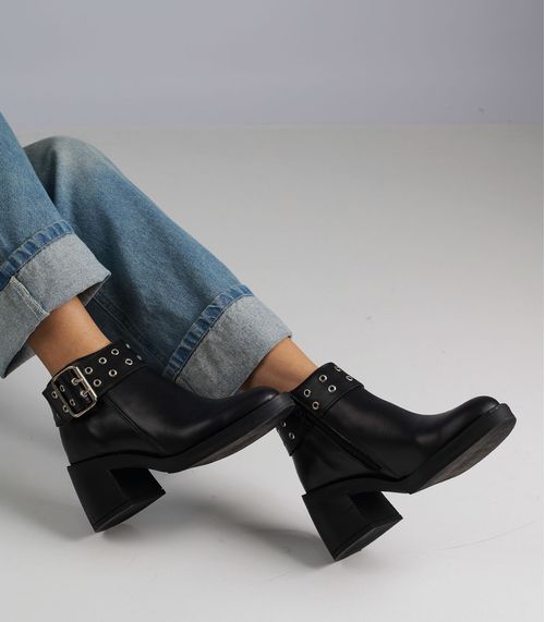 Botas cortas de cuero negro con aplique y base antideslizante