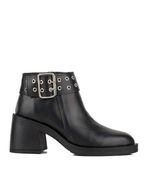 Botas-cortas-de-cuero-negro-con-aplique-y-base-antideslizante.jpg