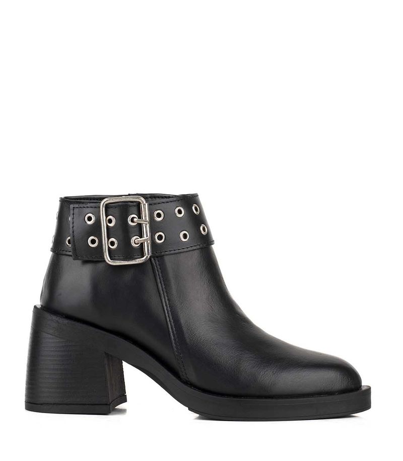 Botas-cortas-de-cuero-negro-con-aplique-y-base-antideslizante.jpg