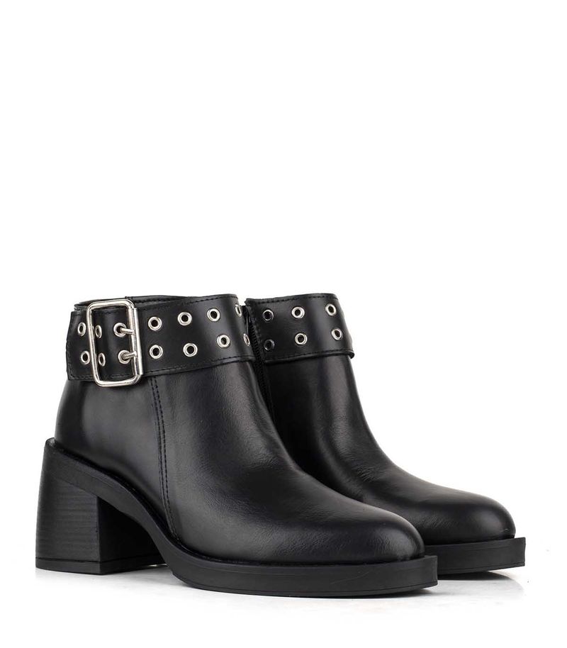 Botas-cortas-de-cuero-negro-con-aplique-y-base-antideslizante.jpg