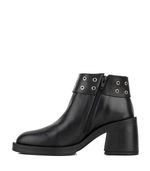 Botas-cortas-de-cuero-negro-con-aplique-y-base-antideslizante.jpg
