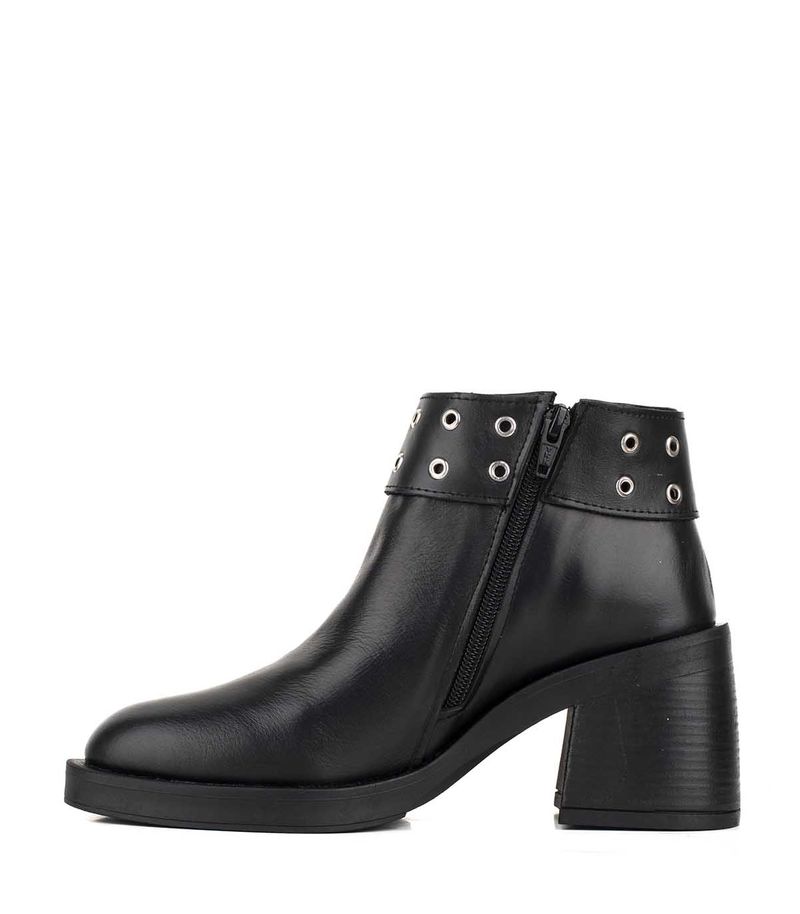Botas-cortas-de-cuero-negro-con-aplique-y-base-antideslizante.jpg