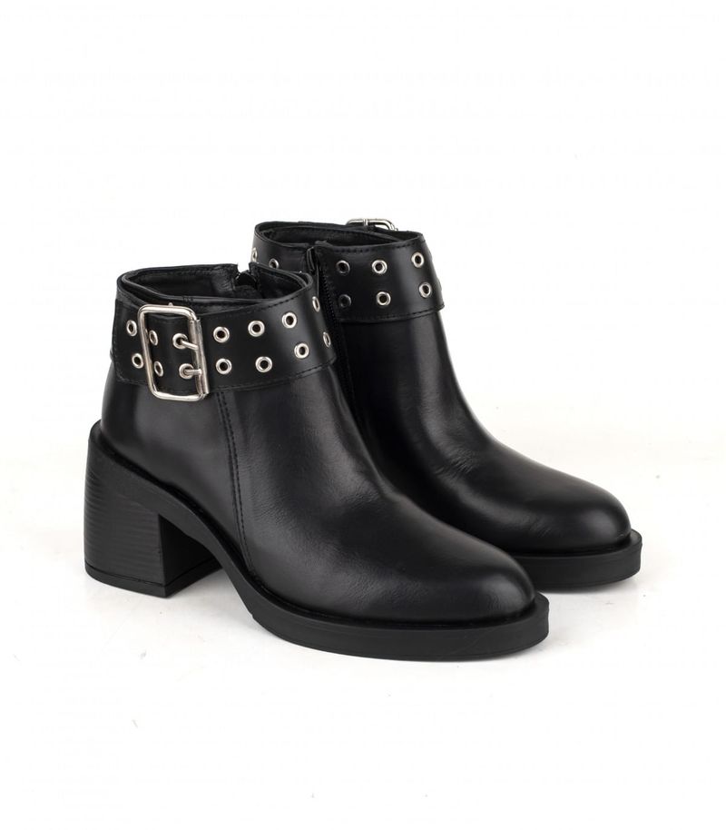 Botas-cortas-de-cuero-negro-con-aplique-y-base-antideslizante.jpg