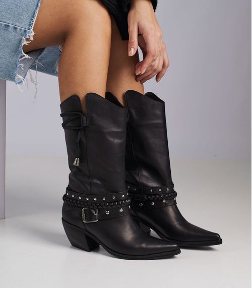Botas texanas de cuero negro con detalles de tiras y taco medio