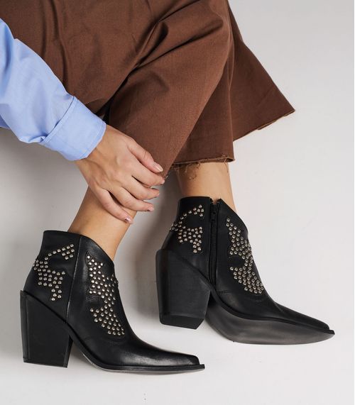 Botas cortas texanas en cuero negro con tachas