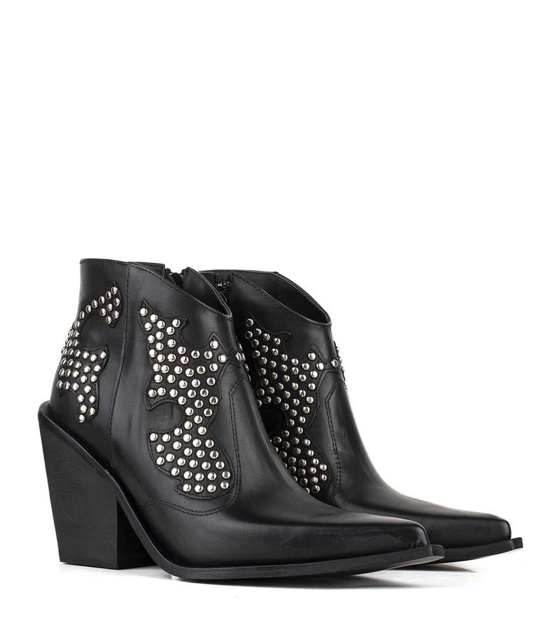 Botas-cortas-texanas-en-cuero-negro-con-tachas.jpg