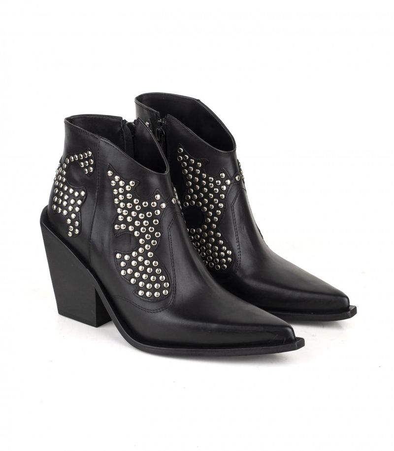 Botas-cortas-texanas-en-cuero-negro-con-tachas.jpg