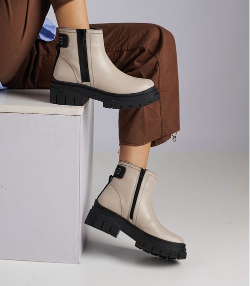 Botas cortas con plataforma en cuero cemento