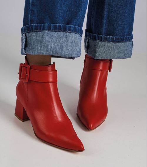 Botas de vestir en cuero rojo con taco forrado y hebilla