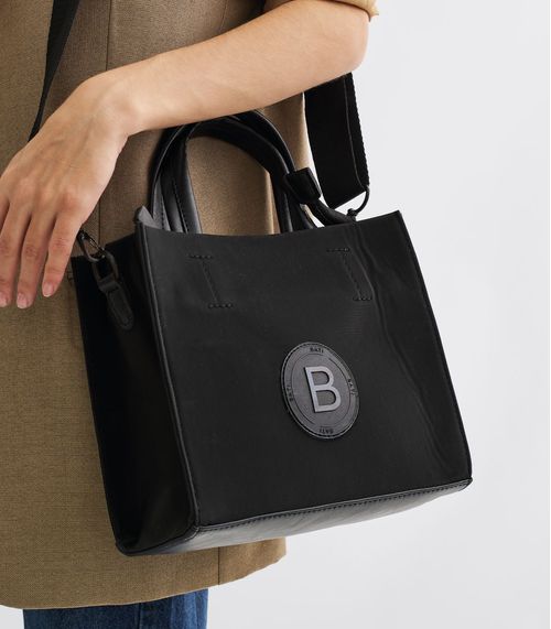 Cartera símil cuero negro con tira desmontable