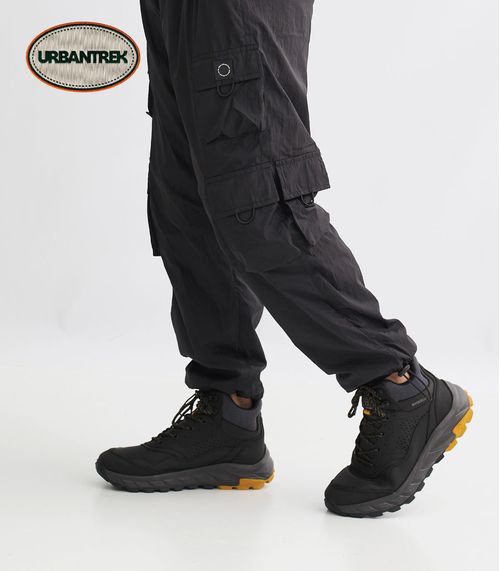 Zapatilla botita trekking en cuero negro