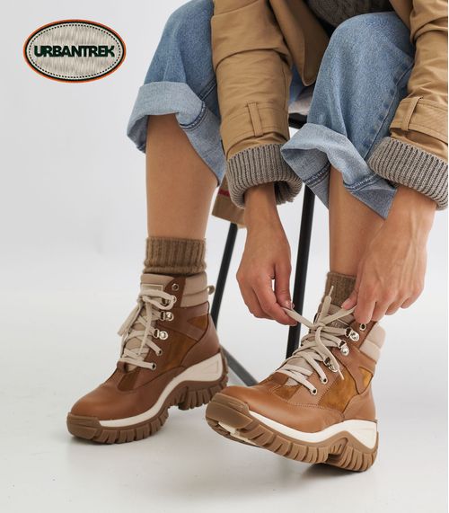 Borcegos estilo trekking de cuero en suela