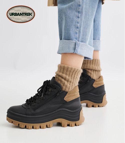 Borcegos estilo trekking en cuero negro con base combinada