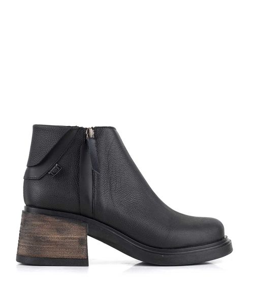 Bota corta de cuero negro con plataforma