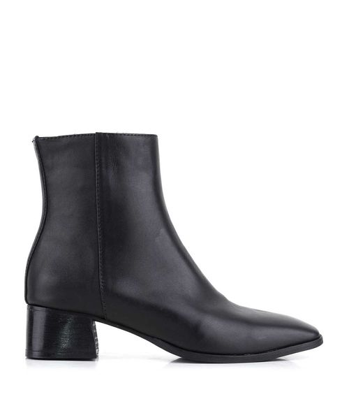 Botas cortas de cuero negro con puntera recta