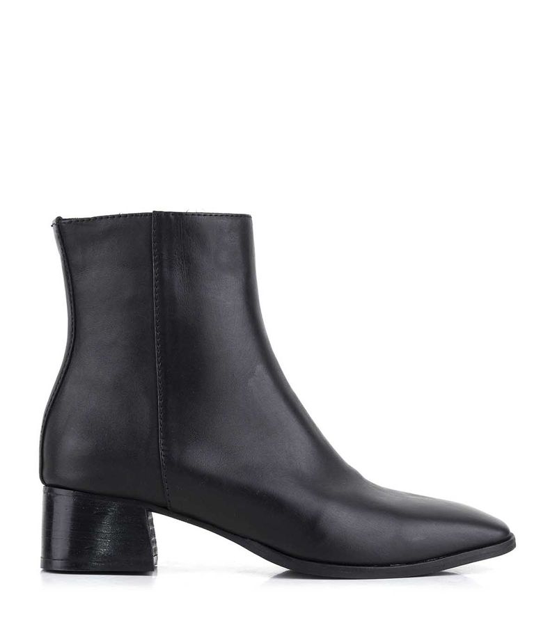 Botas-cortas-de-cuero-negro-con-puntera-recta.jpg