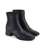 Botas-cortas-de-cuero-negro-con-puntera-recta.jpg