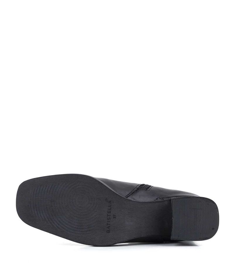 Botas-cortas-de-cuero-negro-con-puntera-recta.jpg
