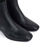 Botas-cortas-de-cuero-negro-con-puntera-recta.jpg