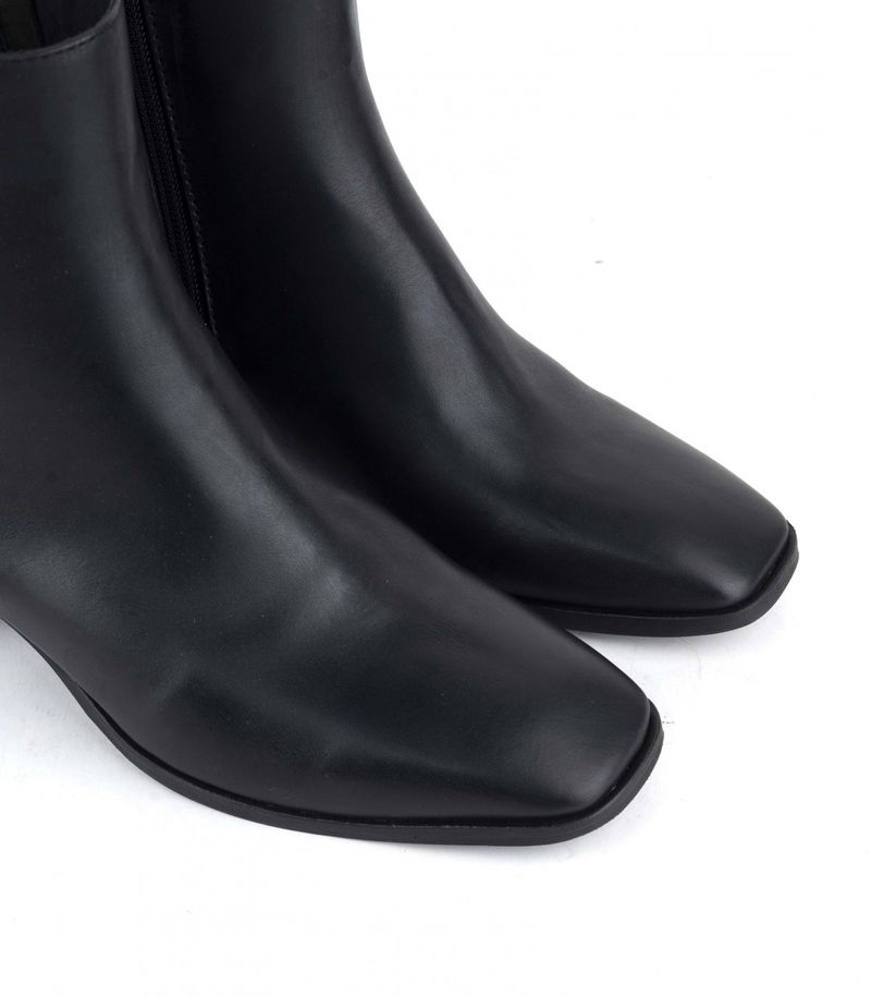 Botas-cortas-de-cuero-negro-con-puntera-recta.jpg