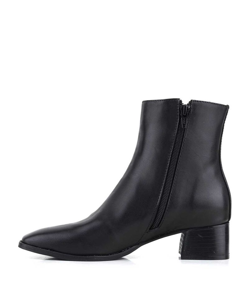 Botas-cortas-de-cuero-negro-con-puntera-recta.jpg