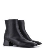 Botas-cortas-de-cuero-negro-con-puntera-recta.jpg