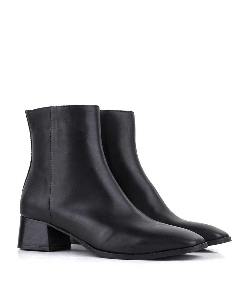 Botas-cortas-de-cuero-negro-con-puntera-recta.jpg