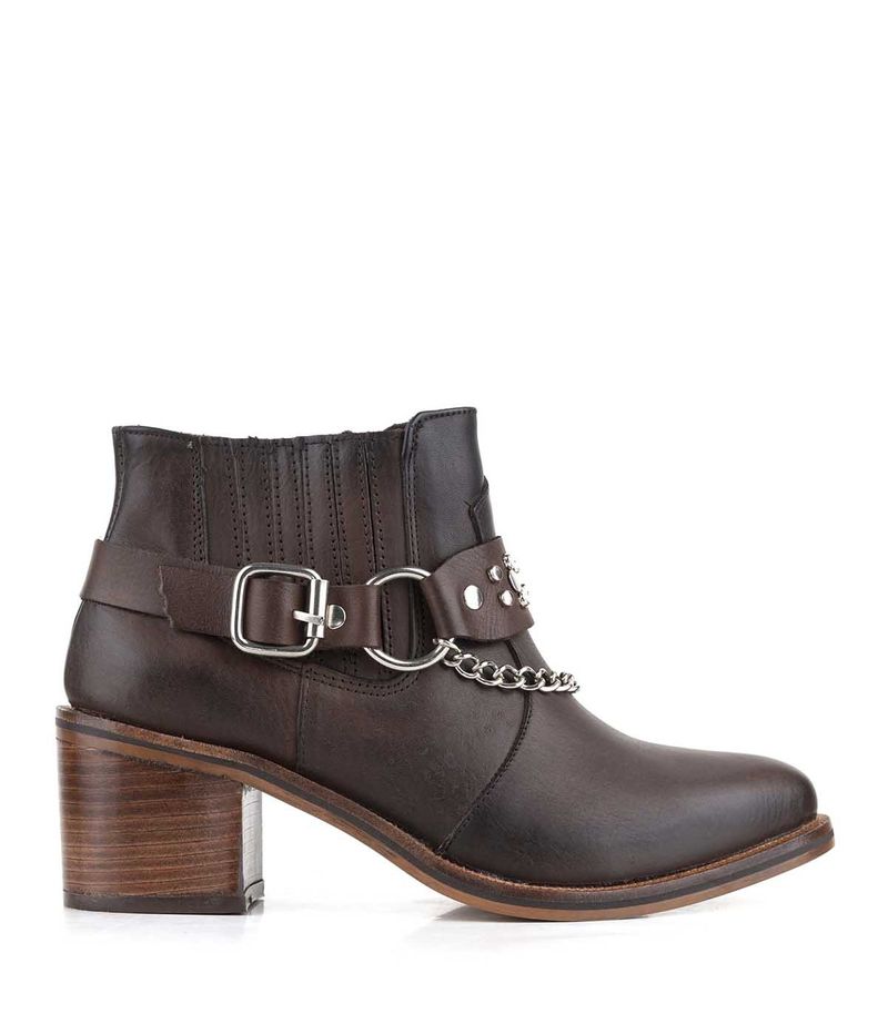 Botinetas-bajas-en-cuero-marron-con-cadena.jpg