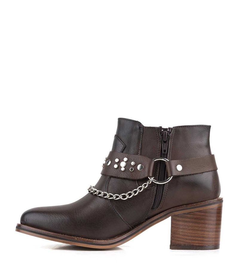 Botinetas-bajas-en-cuero-marron-con-cadena.jpg