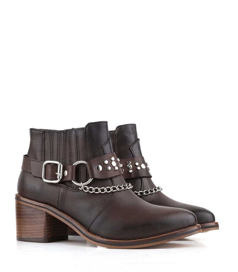 Botinetas-bajas-en-cuero-marron-con-cadena.jpg
