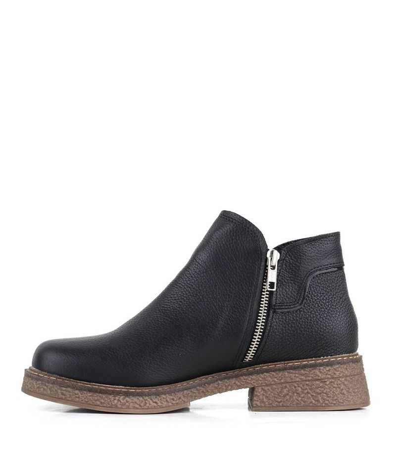 Bota-corta-clasica-de-cuero-negro.jpg
