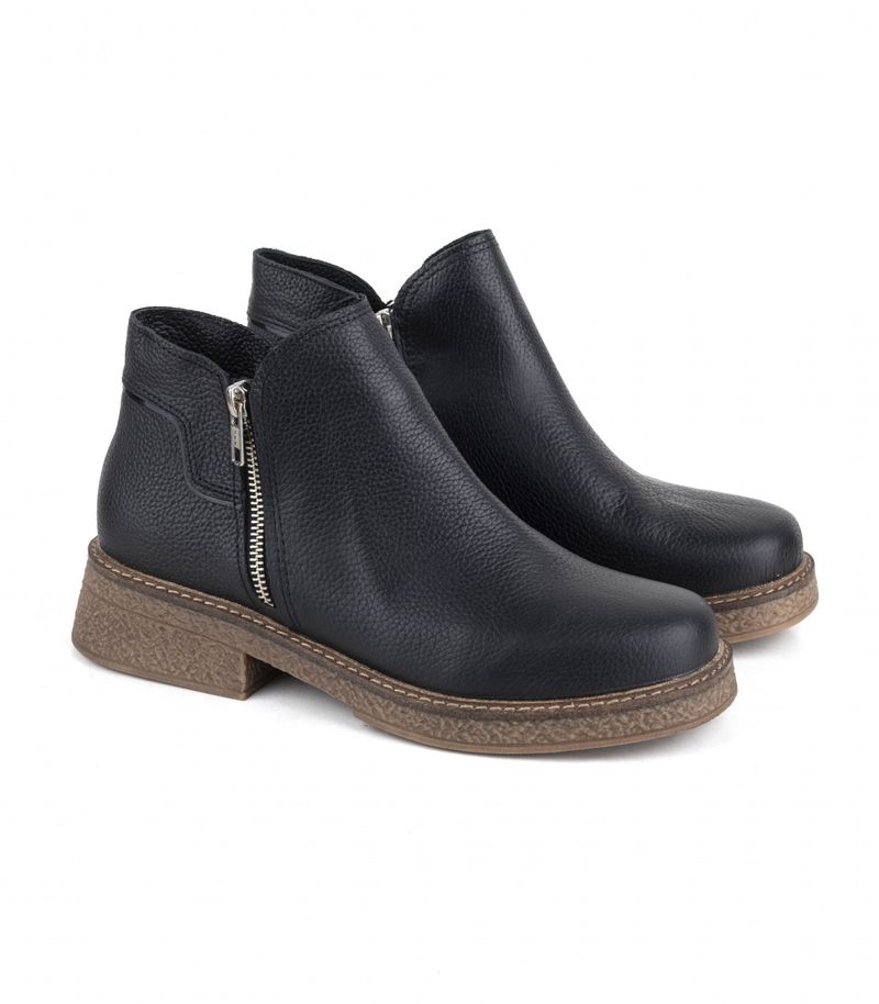 Bota-corta-clasica-de-cuero-negro.jpg