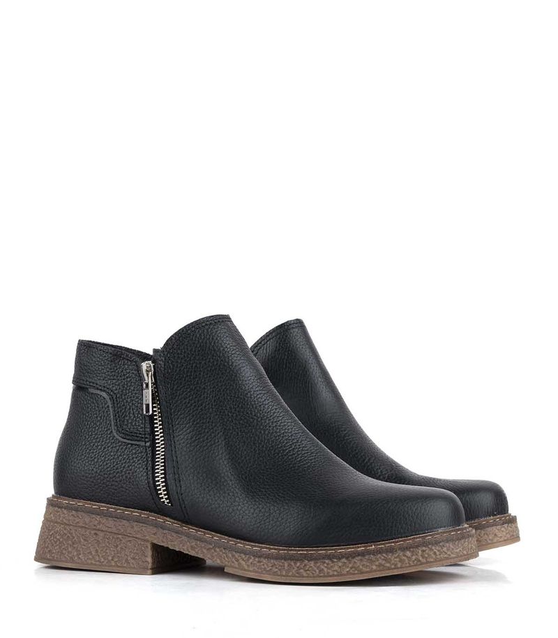 Bota-corta-clasica-de-cuero-negro.jpg
