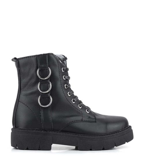 Borcegos de cuero negro con apliques metálicos