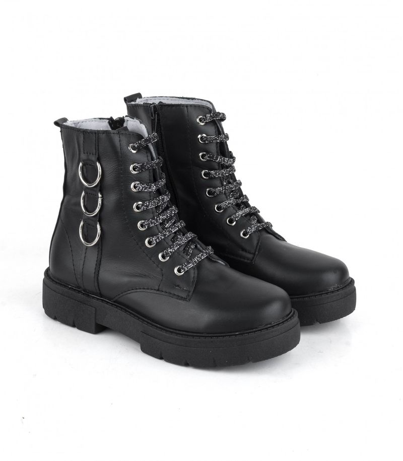 Borcegos-de-cuero-negro-con-apliques-metalicos.jpg