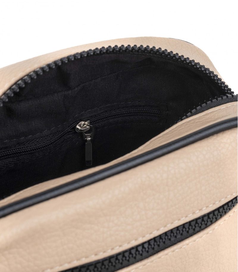 Bandolera-clasica-de-simil-cuero-graneado-beige-y-negro.jpg