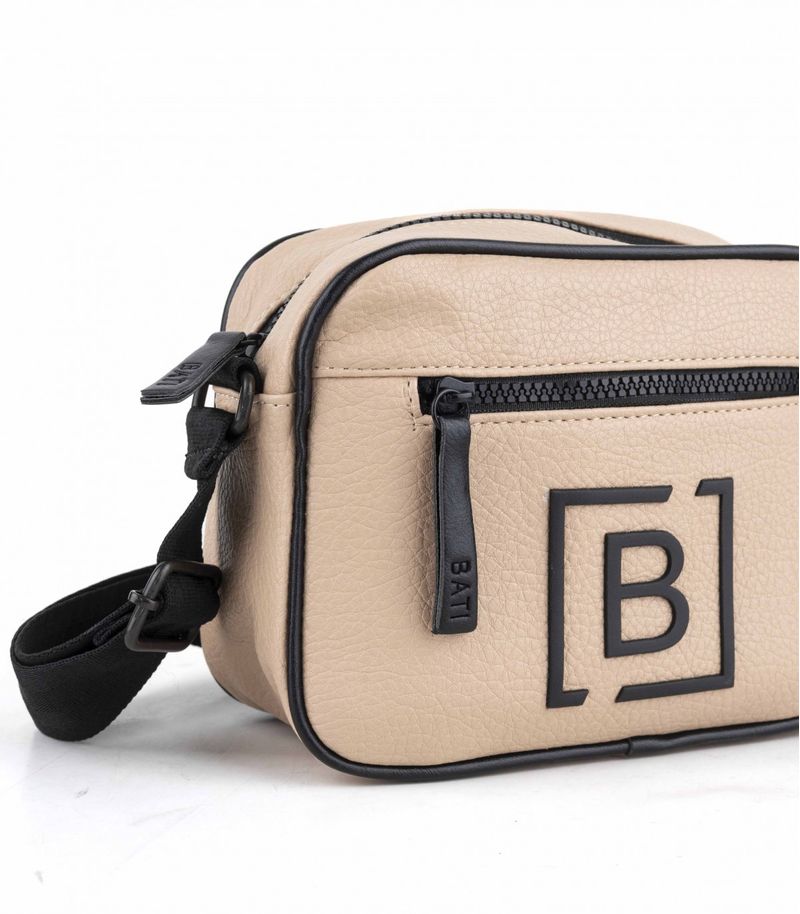 Bandolera-clasica-de-simil-cuero-graneado-beige-y-negro.jpg