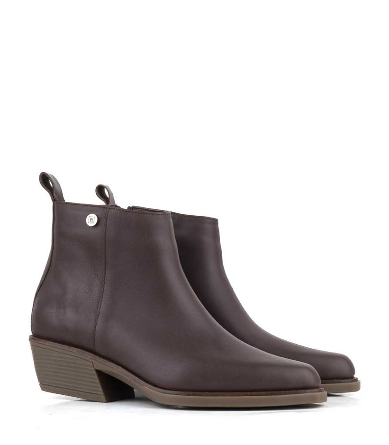 Bota-corta-clasica-de-cuero-chocolate.jpg