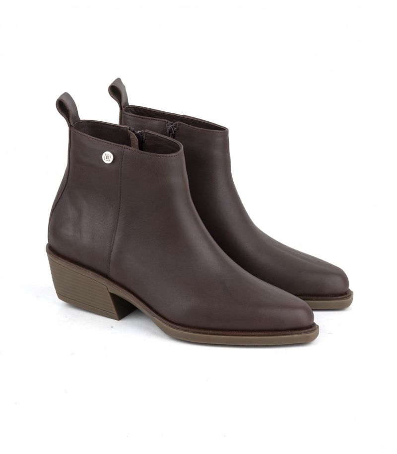 Bota-corta-clasica-de-cuero-chocolate.jpg