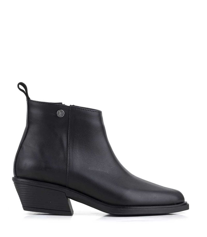 Bota-corta-clasica-de-cuero-negro.jpg