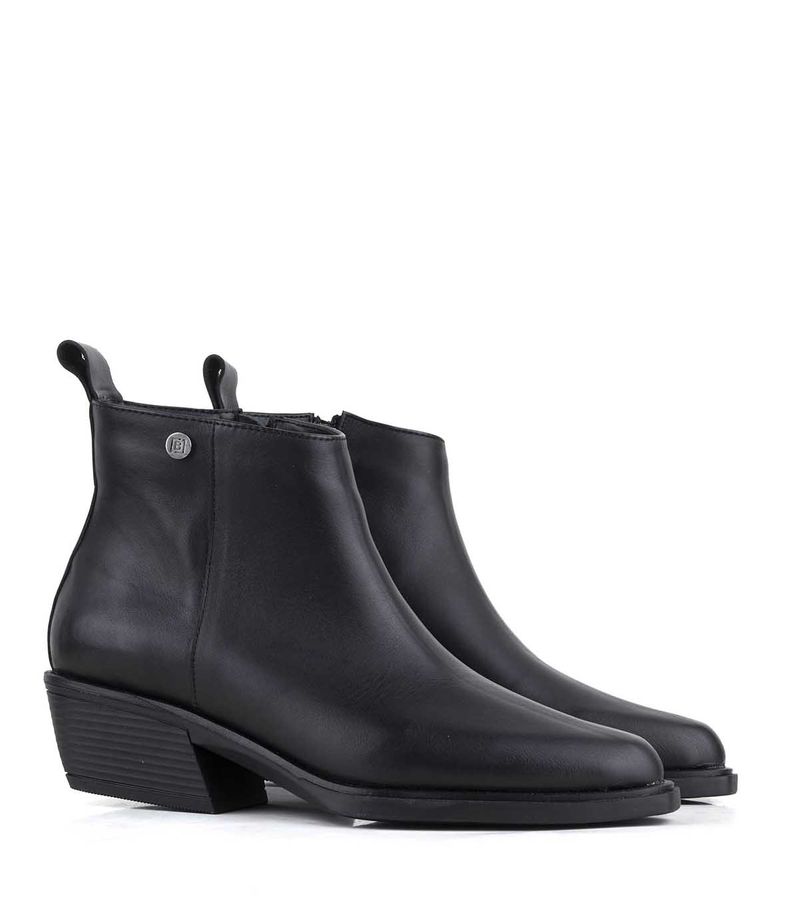 Bota-corta-clasica-de-cuero-negro.jpg