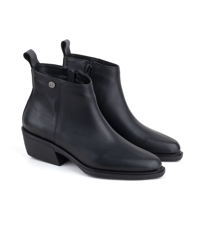 Bota-corta-clasica-de-cuero-negro.jpg