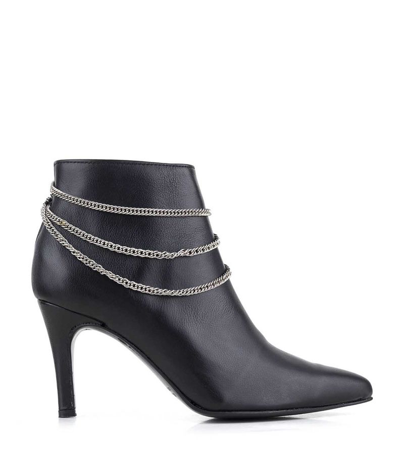 Botas-de-vestir-de-cuero-negras-con-taco-fino-y-cadenas.jpg