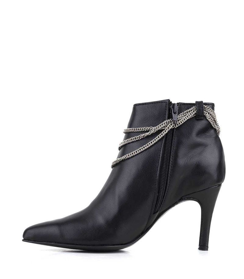 Botas-de-vestir-de-cuero-negras-con-taco-fino-y-cadenas.jpg