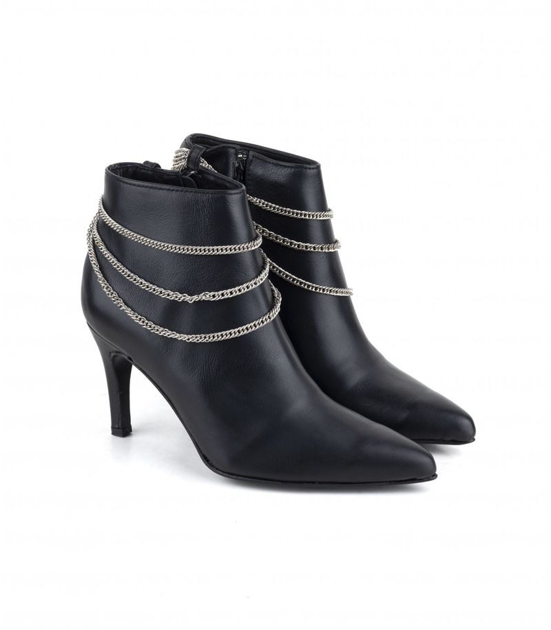 Botas-de-vestir-de-cuero-negras-con-taco-fino-y-cadenas.jpg