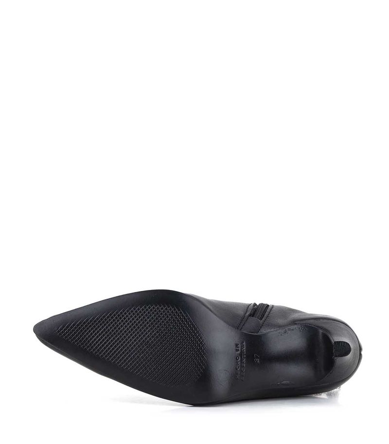 Botas-de-vestir-de-cuero-negras-con-taco-fino-y-cadenas.jpg