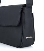 Bandolera-negra-en-simil-cuero-con-solapa.jpg